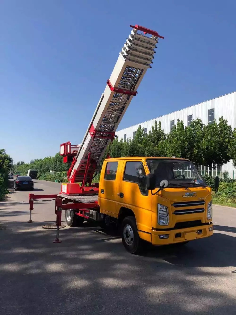 南充附近的云梯车出租服务：轻松解决高空作业需求