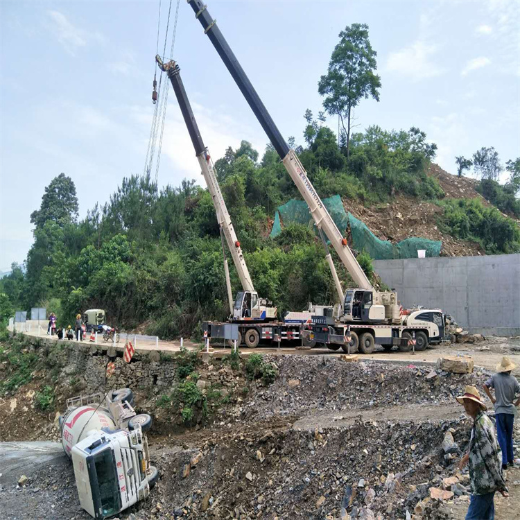 南充汽车掉沟里叫吊车救援要多少钱